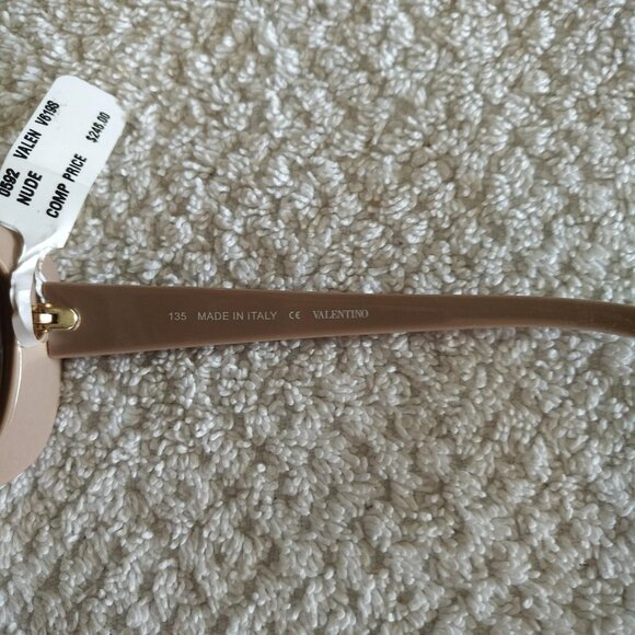 BRAND NEW WOMENS VALENTINO RECTANGULAR SUNGLASSES - NUDE COLOR WITH CARVED ROSES main image 13